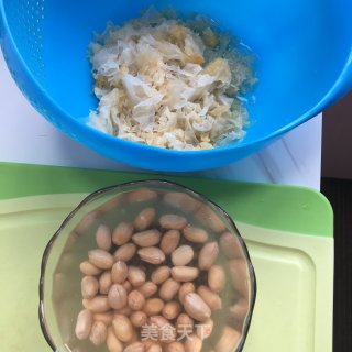 银耳花生羹的做法步骤：1