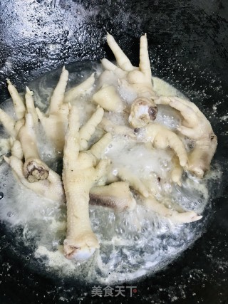 凉拌无骨鸡爪的做法步骤：3