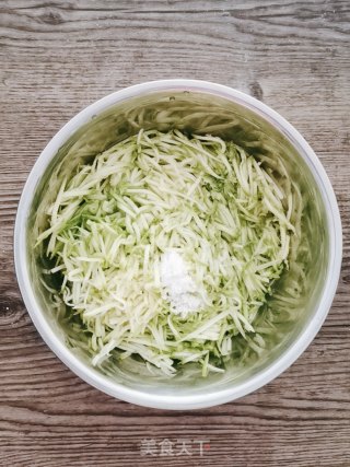 三鲜馅饼的做法步骤：2