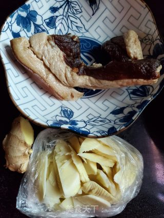 腊肉笋片汤的做法步骤：1