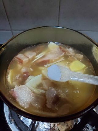 腊肉笋片汤的做法步骤：5