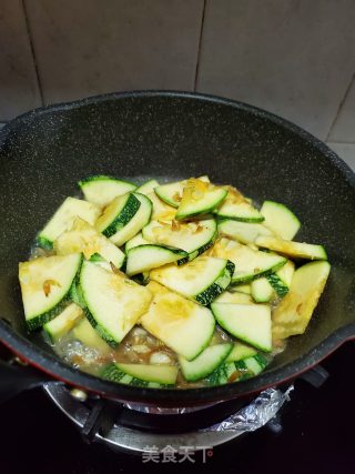虾皮炒嫩南瓜的做法步骤：5