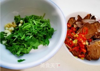 香菜拌牛肉的做法步骤：2