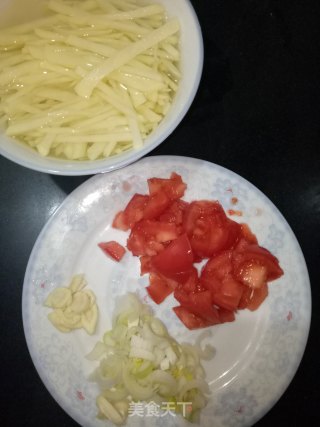 西红柿炒土豆的做法步骤：1