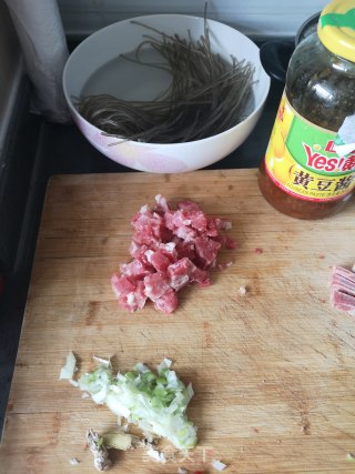 蚂蚁上树的做法步骤：1