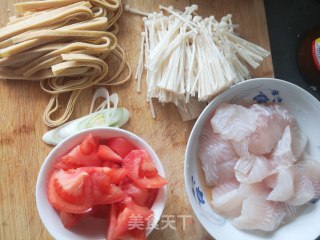 龙利鱼番茄汤的做法步骤：1