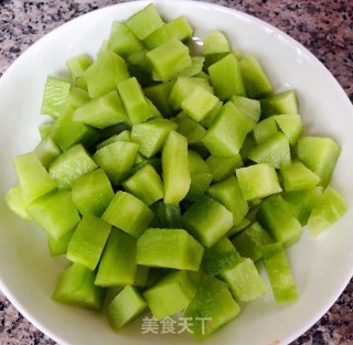 莴笋拌素鸡胡萝卜木耳的做法步骤：2