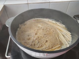 猪脚穿肠面的做法步骤：4
