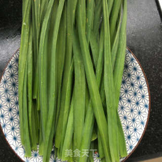 蒜苗炒鸡胸肉的做法步骤：1