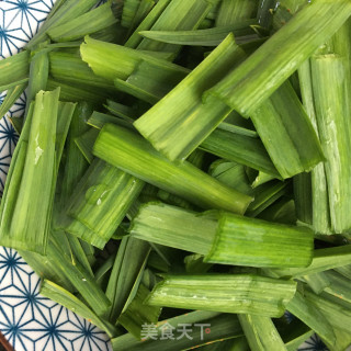蒜苗炒鸡胸肉的做法步骤：2
