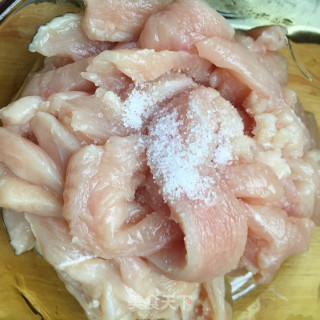 蒜苗炒鸡胸肉的做法步骤：5