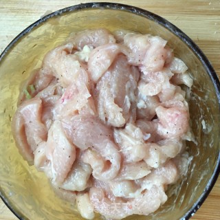 蒜苗炒鸡胸肉的做法步骤：10
