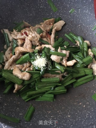 蒜苗炒鸡胸肉的做法步骤：18
