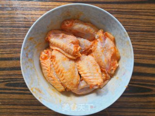 香辣鸡翅的做法步骤：1