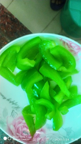 瘦肉炒香菇圆椒的做法步骤：2