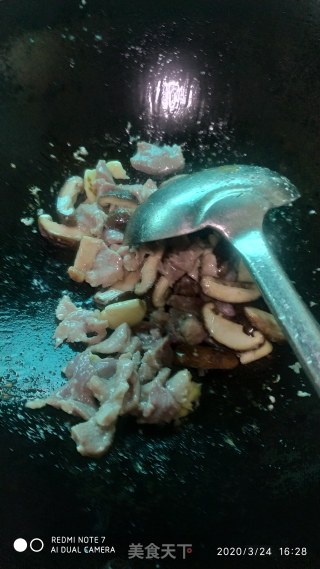 瘦肉炒香菇圆椒的做法步骤：6