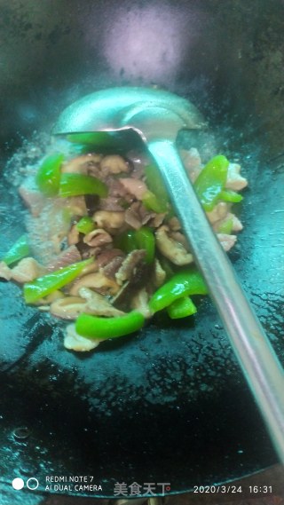 瘦肉炒香菇圆椒的做法步骤：7