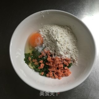 火腿肠香葱饼的做法步骤：2