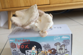 9个月以上辅食蘑菇肉松六倍粥的做法步骤：1