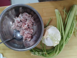 芹菜头菜猪肉水饺的做法步骤：1