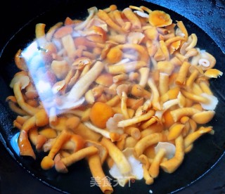 滑子蘑炖土豆片的做法步骤：2