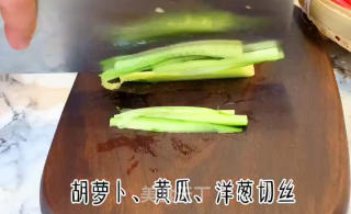 小石窖私房菜红油猪耳的做法步骤：2