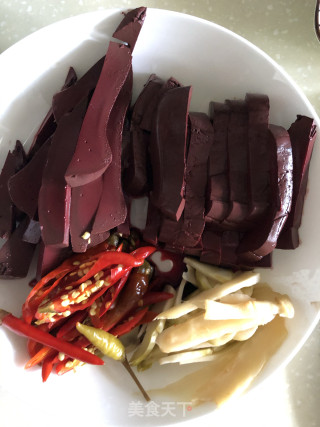 酸辣血旺肉丸汤的做法步骤：1