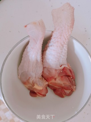 口蘑鸡腿肉的做法步骤：1