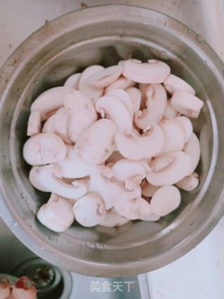 口蘑鸡腿肉的做法步骤：2