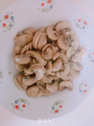 口蘑鸡腿肉的做法步骤：8
