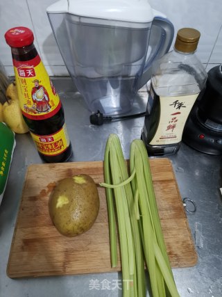蚝油芹菜炒土豆丝的做法步骤：1