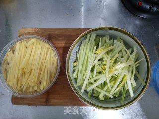 蚝油芹菜炒土豆丝的做法步骤：2