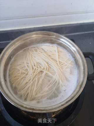 香椿麻酱面的做法步骤：2