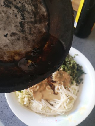 香椿麻酱面的做法步骤：6