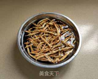下饭黄花菜的做法步骤：1