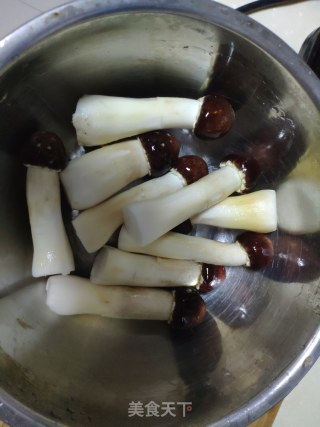 姬松茸炒鸡蛋的做法步骤：1