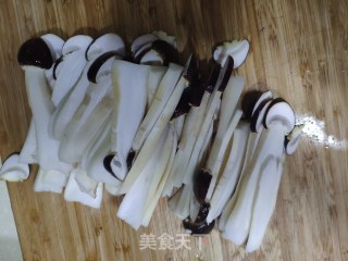 姬松茸炒鸡蛋的做法步骤：2