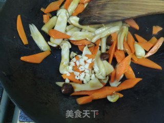 姬松茸炒鸡蛋的做法步骤：11