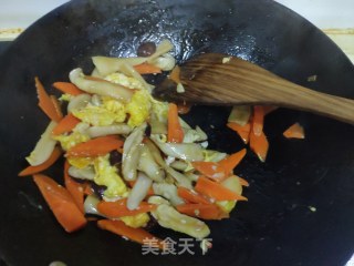 姬松茸炒鸡蛋的做法步骤：12