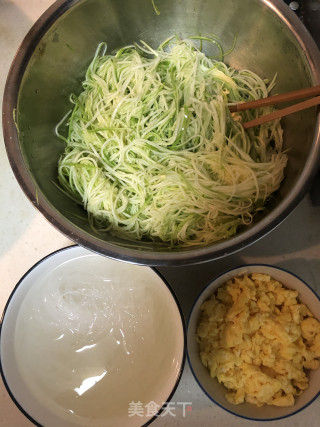 西葫芦鸡蛋粉丝素馅包子的做法步骤：1