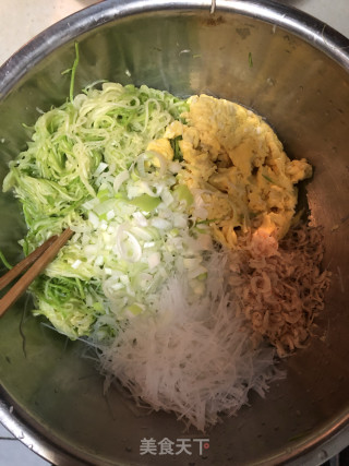 西葫芦鸡蛋粉丝素馅包子的做法步骤：4