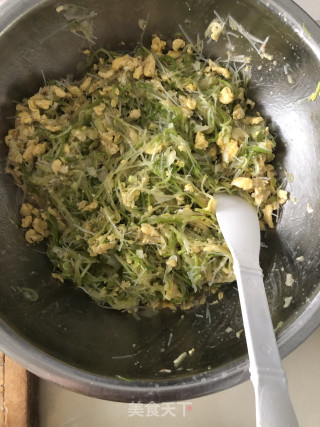 西葫芦鸡蛋粉丝素馅包子的做法步骤：5
