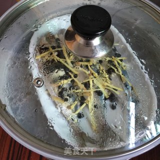 蒸池鱼的做法步骤：4