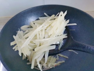 青椒土豆炒肉丝的做法步骤：5