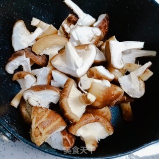 春季养肝水煮版椒盐蘑菇的做法步骤：1