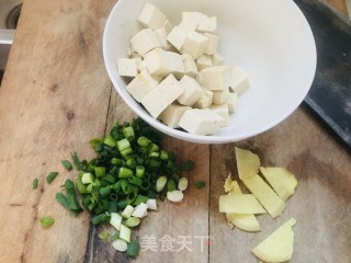 野鲫鱼豆腐汤的做法步骤：2