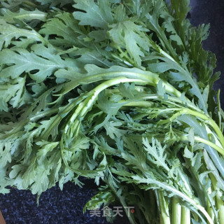 清炒茼蒿的做法步骤：1