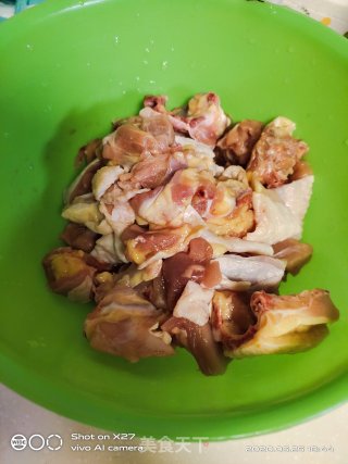 土豆焖鸡块的做法步骤：2