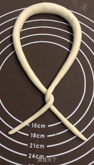 充满回忆的德国碱水面包——Brezel的做法步骤：6