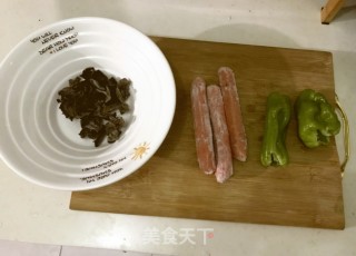 青椒木耳炒热狗肠的做法步骤：1